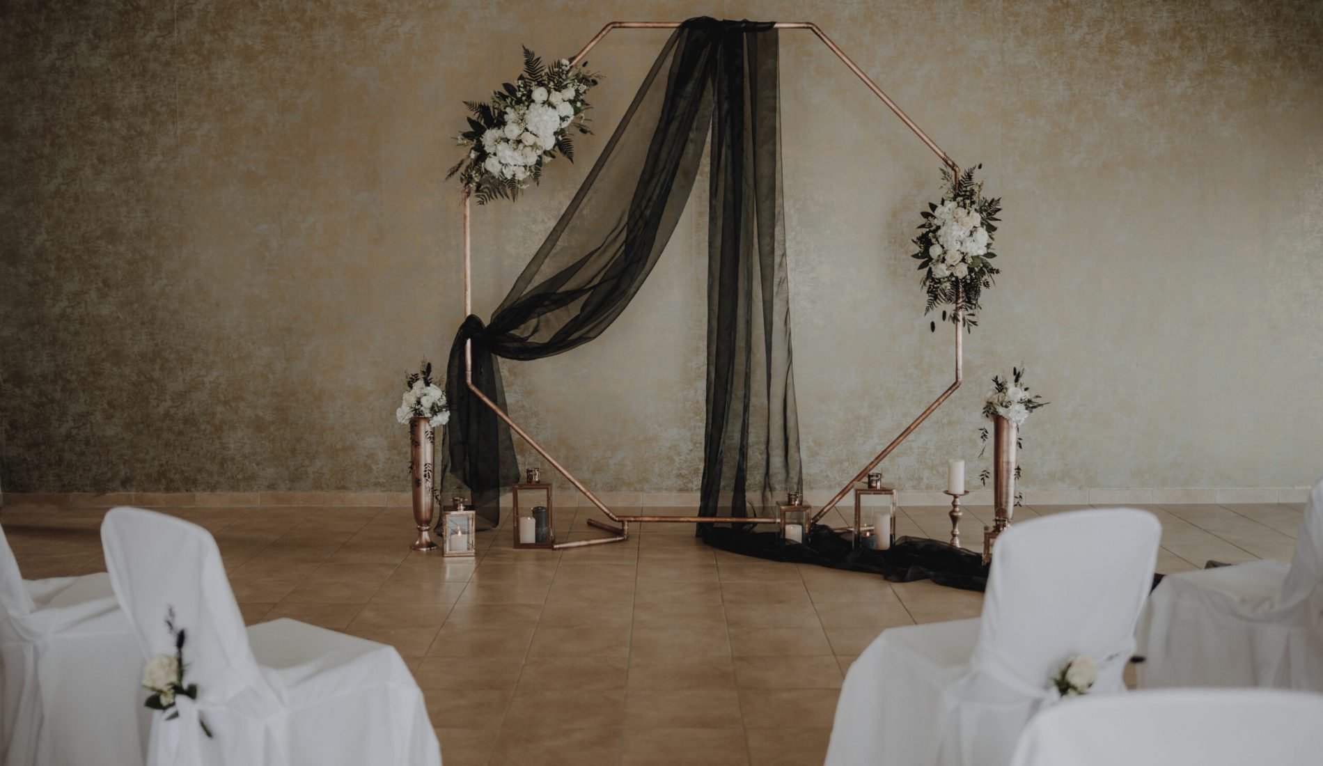 Hochzeitsplaner sabrina in stuttgart ud umgebung, hochzeit in schwarz weiss kupfer. traubogen, freie trauung
