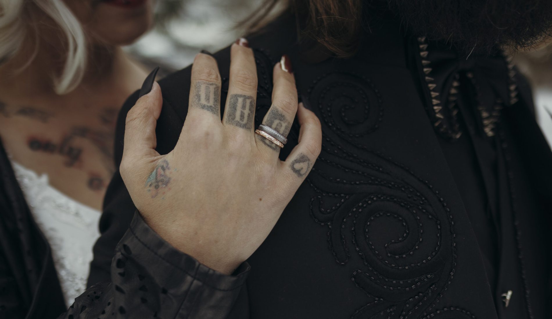 Hochzeitsplaner sabrina in stuttgart und umgebung, bilder im Schnee. hochzeit im Winter. in schwarz weiss kupfer