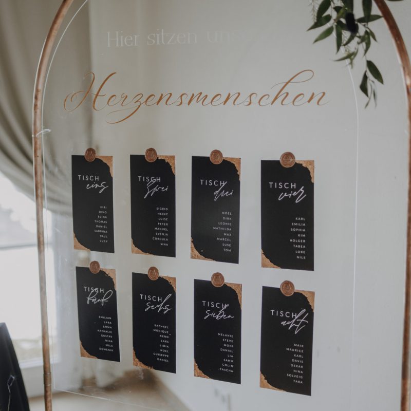 Hochzeitsplaner sabrina in stuttgart und umgebung tischplatzkartzen, schwarz kupfer weiss Braut heiraten