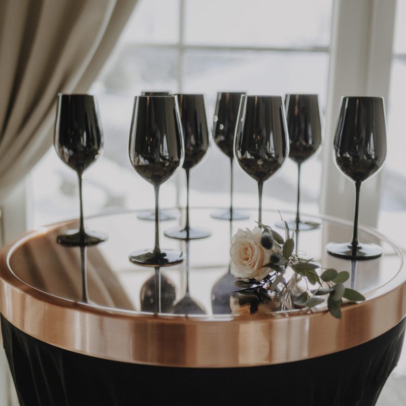 Hochzeitsplanerin Sabrina Hochzeit planen, kupfer schwarz, gläser in schwarz. Bride