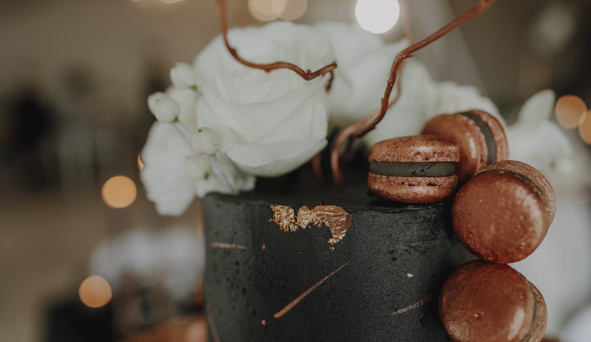 Hochzeitstorte schwarz weiss kupfer, weddingplaner in stuttgart und umgebung. Brautpaar. Braut